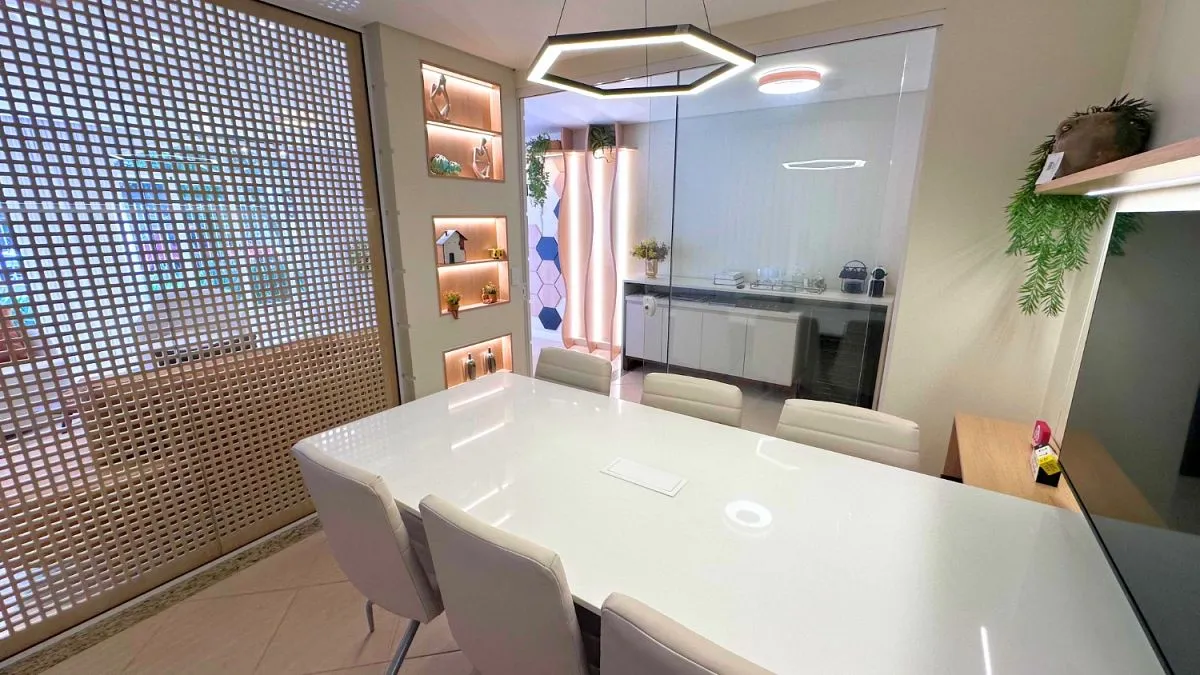 Sala de reunião da Beehouse, com mesa e cadeiras.